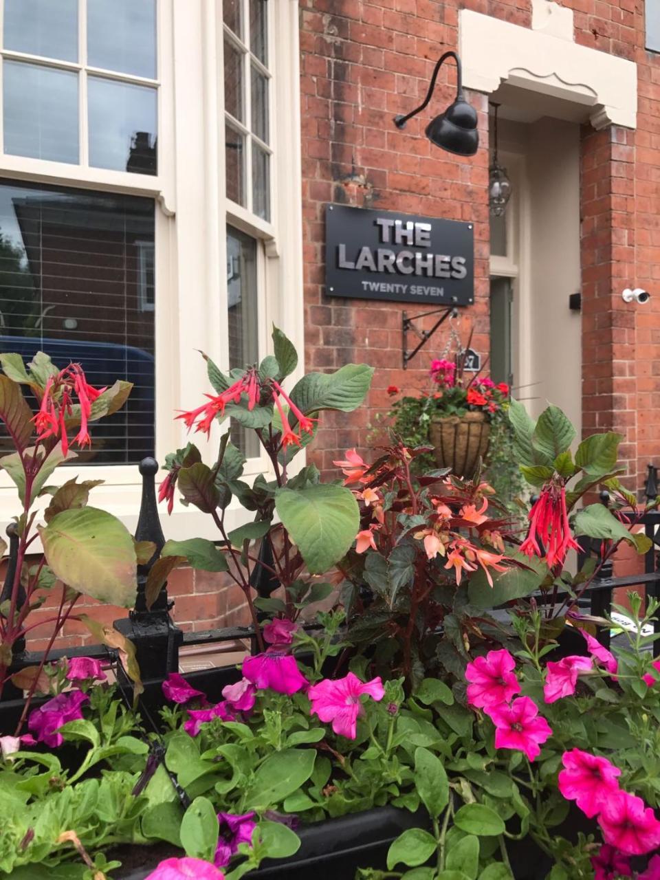 The Larches Hotel Wolverhampton Bagian luar foto